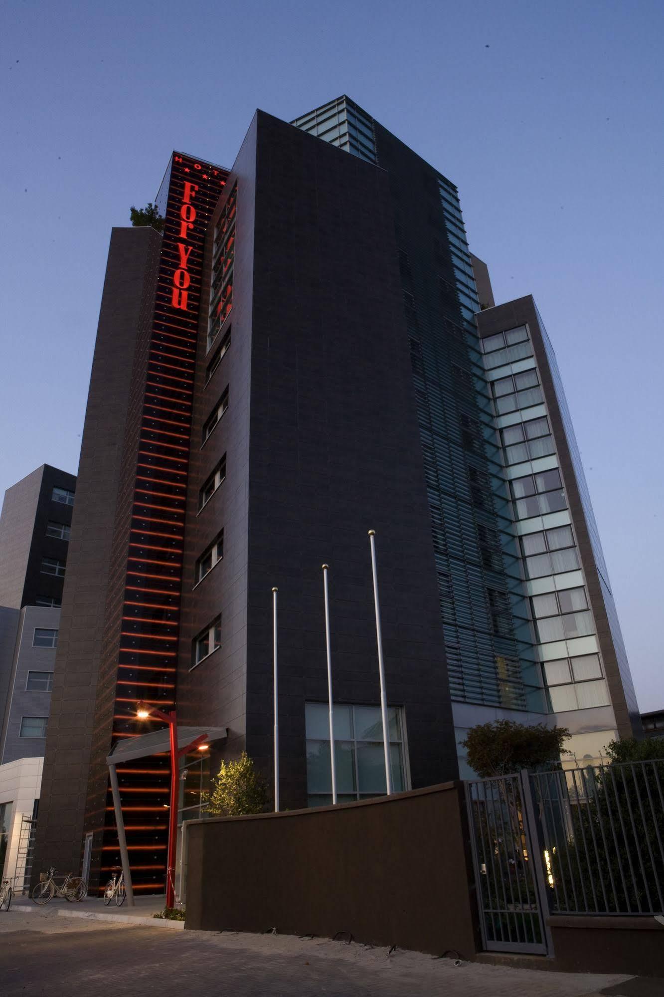 Hotel For You Чернуско сул Навильо Екстериор снимка